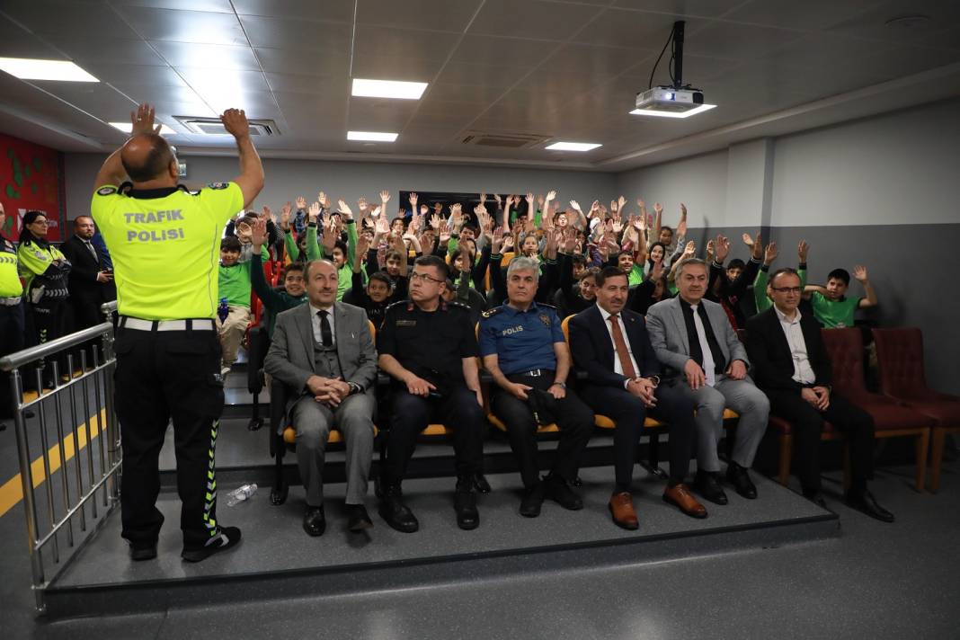 Karatay’da binlerce öğrenci 2 önemli konuda eğitim aldı 14